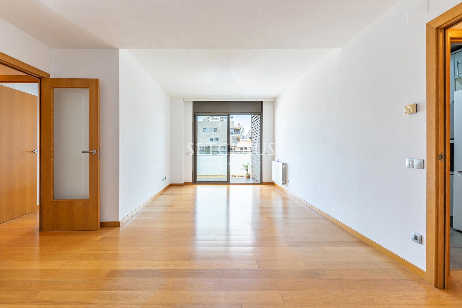 Comprar Primera línea de playa en Badalona: 3 habitaciones, terraza, 2 baños (1 en suite), piscina y zonas verdes” foto 3