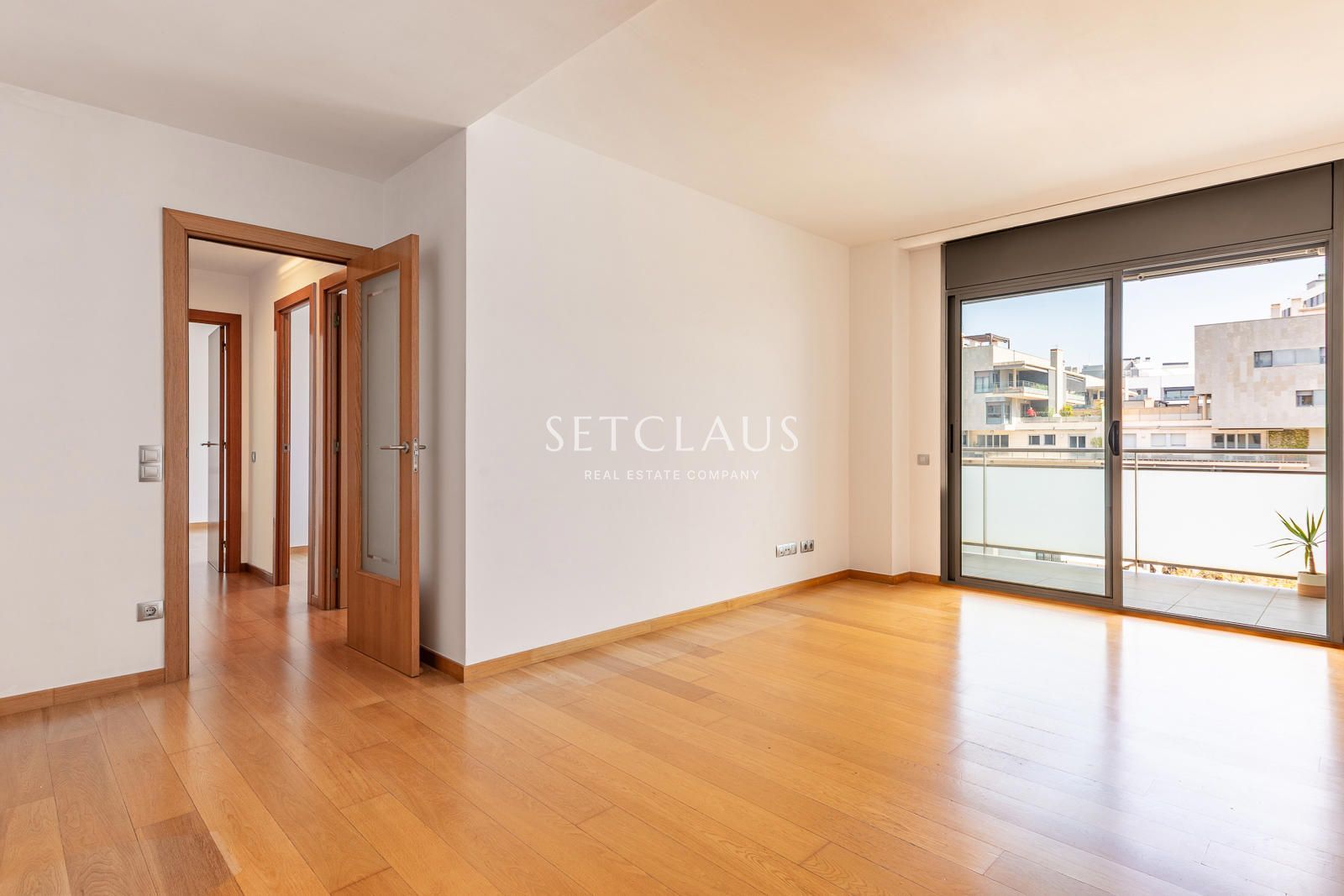 Comprar Primera línea de playa en Badalona: 3 habitaciones, terraza, 2 baños (1 en suite), piscina y zonas verdes” foto 4