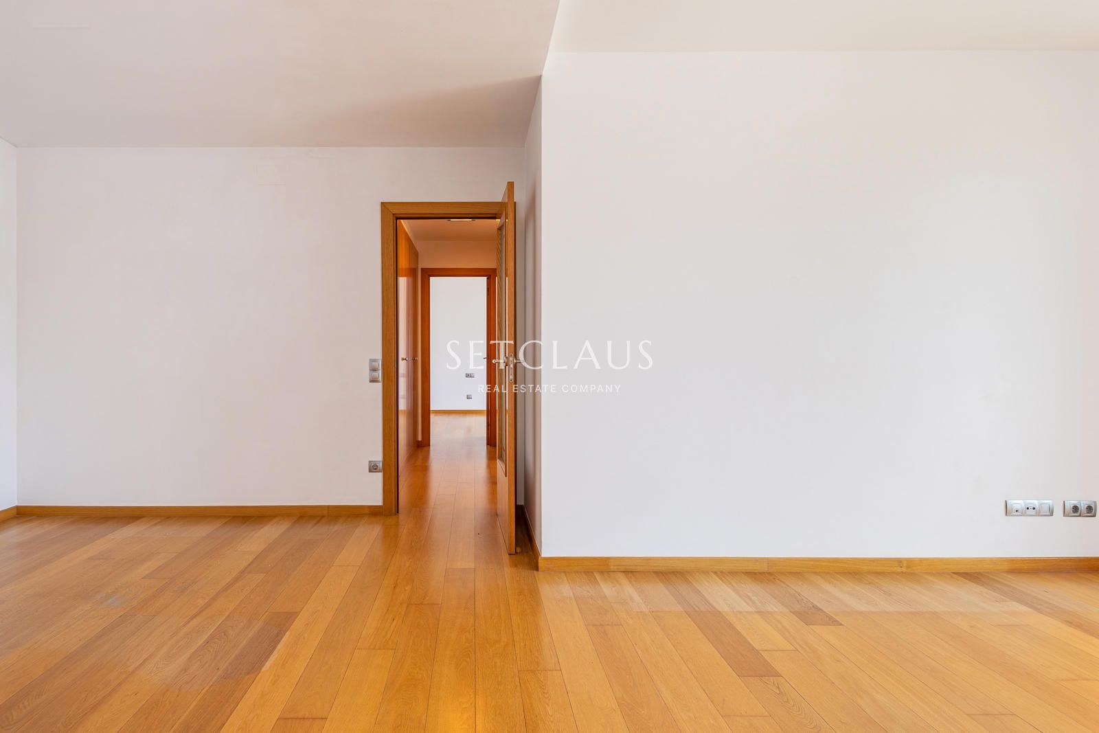 Comprar Primera línea de playa en Badalona: 3 habitaciones, terraza, 2 baños (1 en suite), piscina y zonas verdes” foto 6