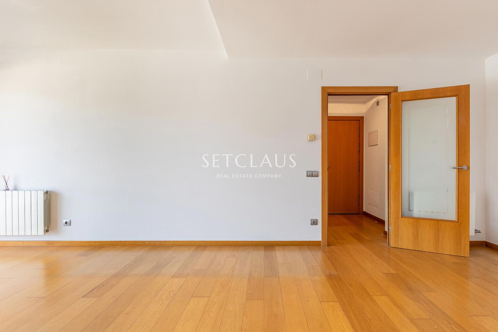 Comprar Primera línea de playa en Badalona: 3 habitaciones, terraza, 2 baños (1 en suite), piscina y zonas verdes” foto 7