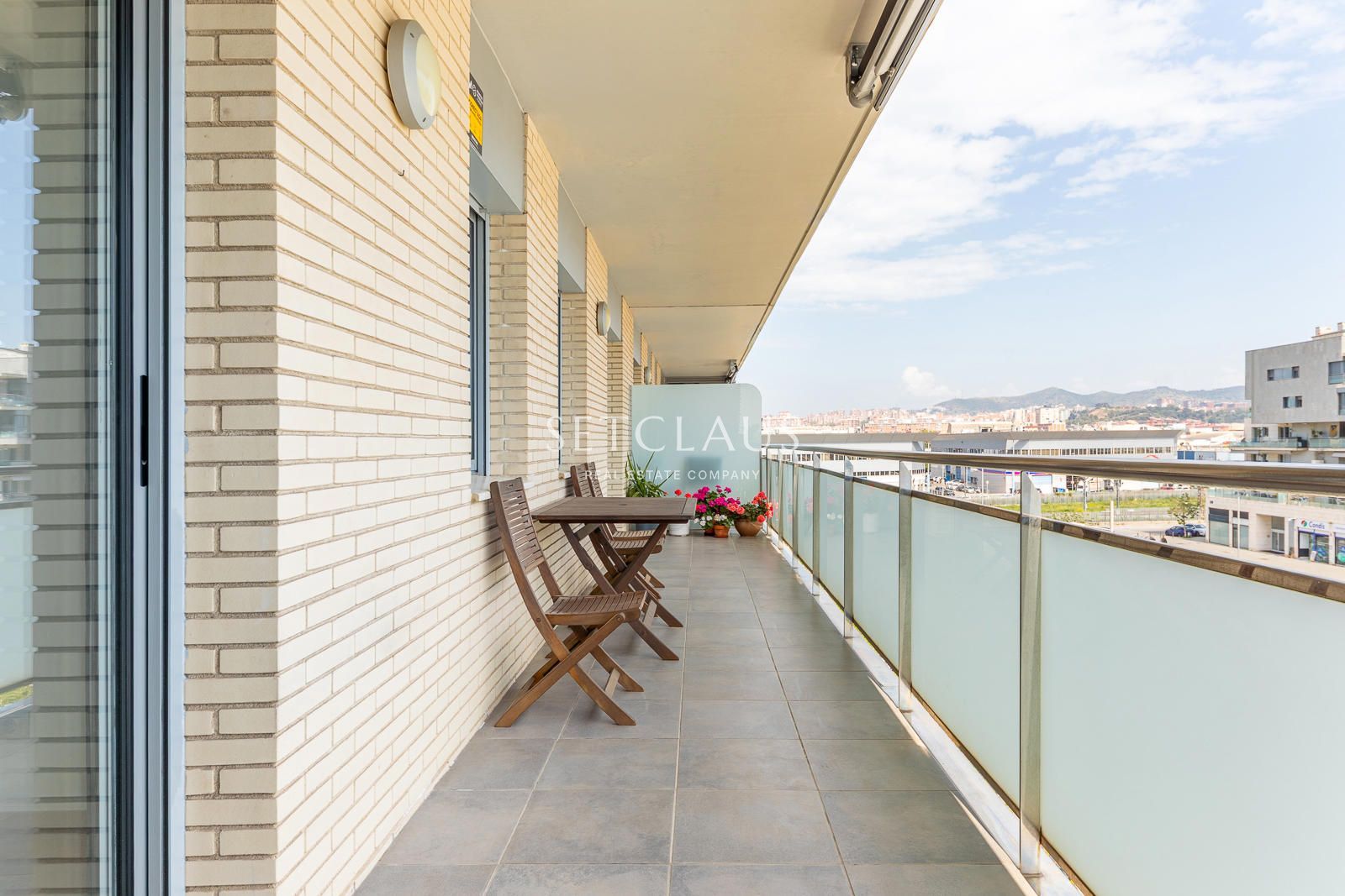 Comprar Primera línea de playa en Badalona: 3 habitaciones, terraza, 2 baños (1 en suite), piscina y zonas verdes” foto 27