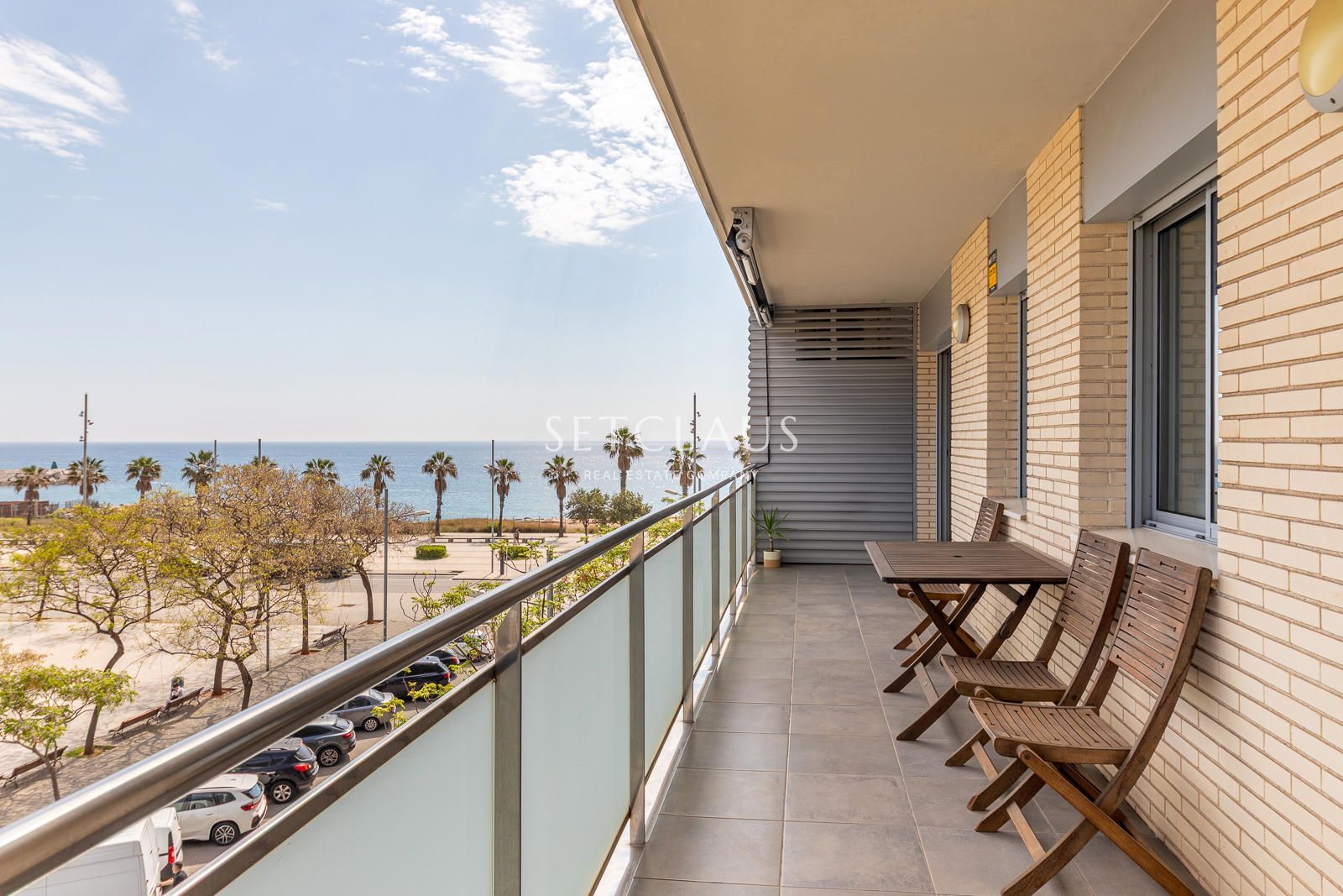 Comprar Primera línea de playa en Badalona: 3 habitaciones, terraza, 2 baños (1 en suite), piscina y zonas verdes” foto 1