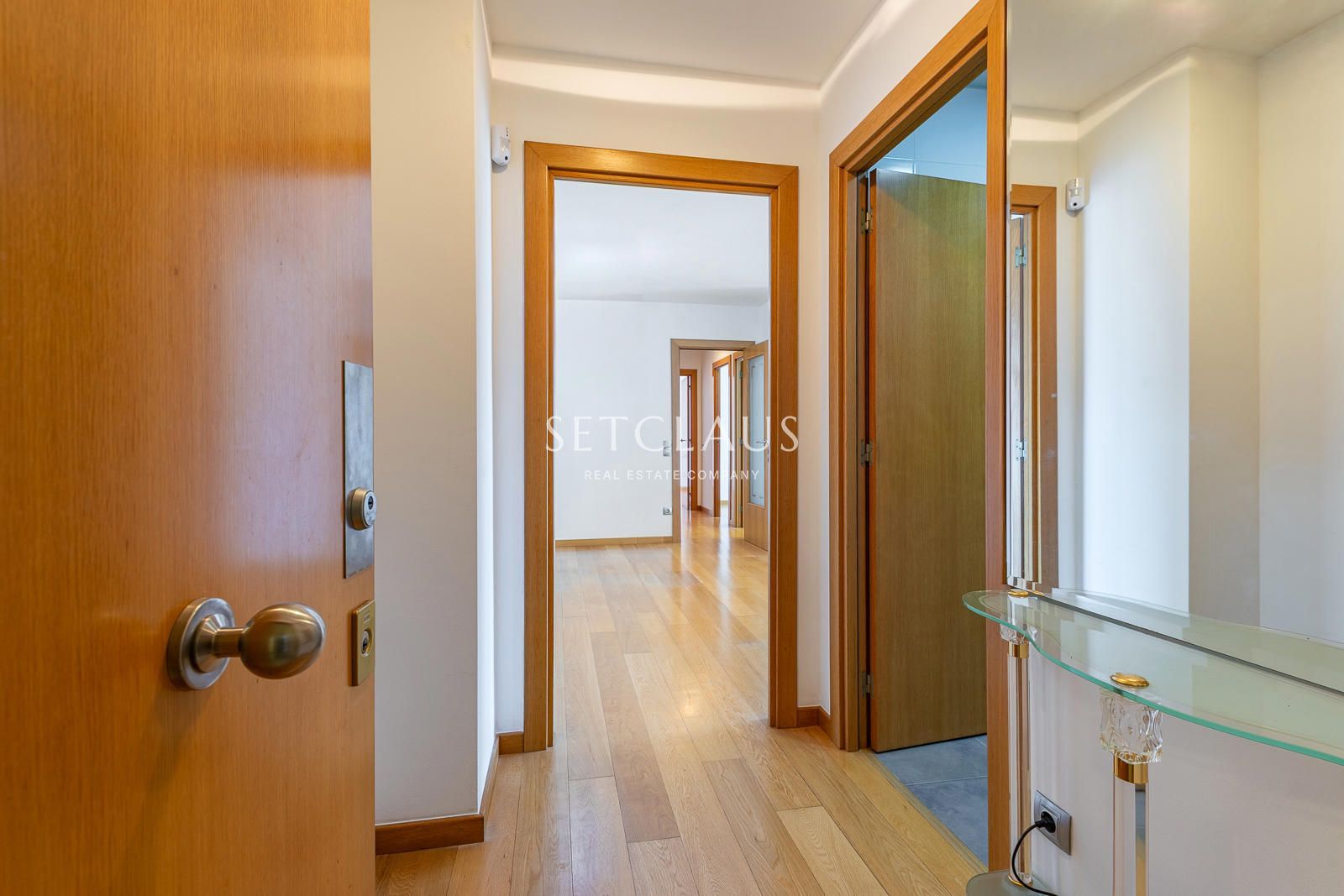 Comprar Primera línea de playa en Badalona: 3 habitaciones, terraza, 2 baños (1 en suite), piscina y zonas verdes” foto 29