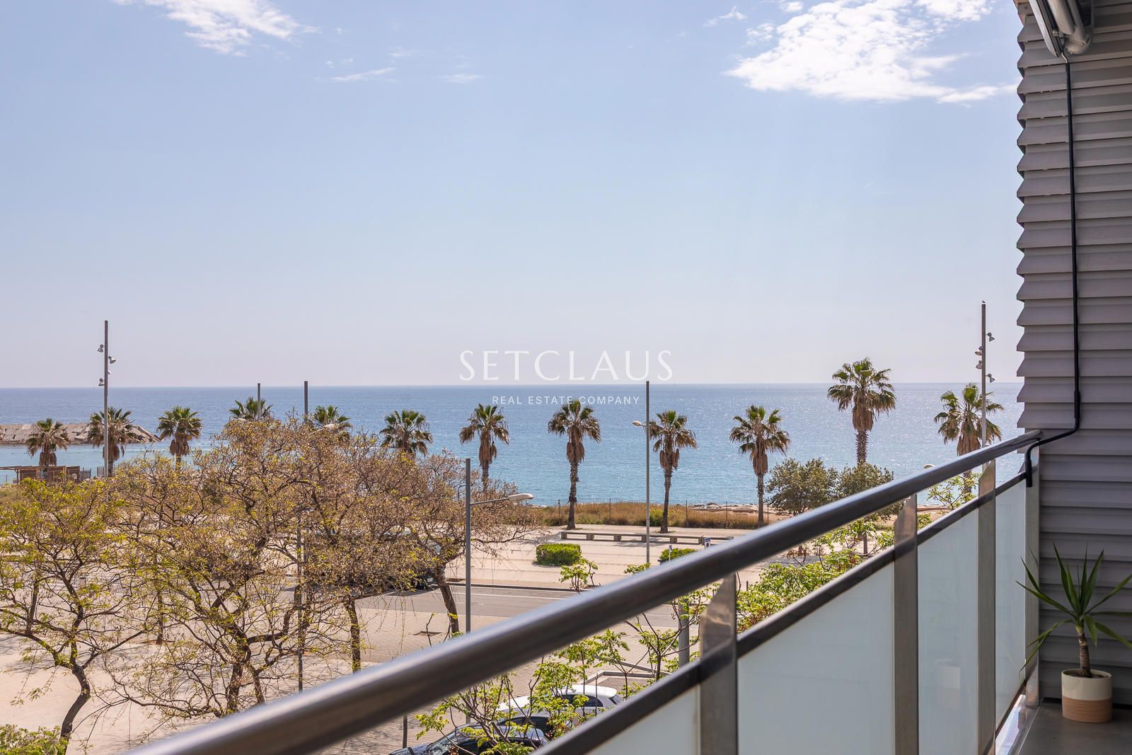 Comprar Primera línea de playa en Badalona: 3 habitaciones, terraza, 2 baños (1 en suite), piscina y zonas verdes” foto 28