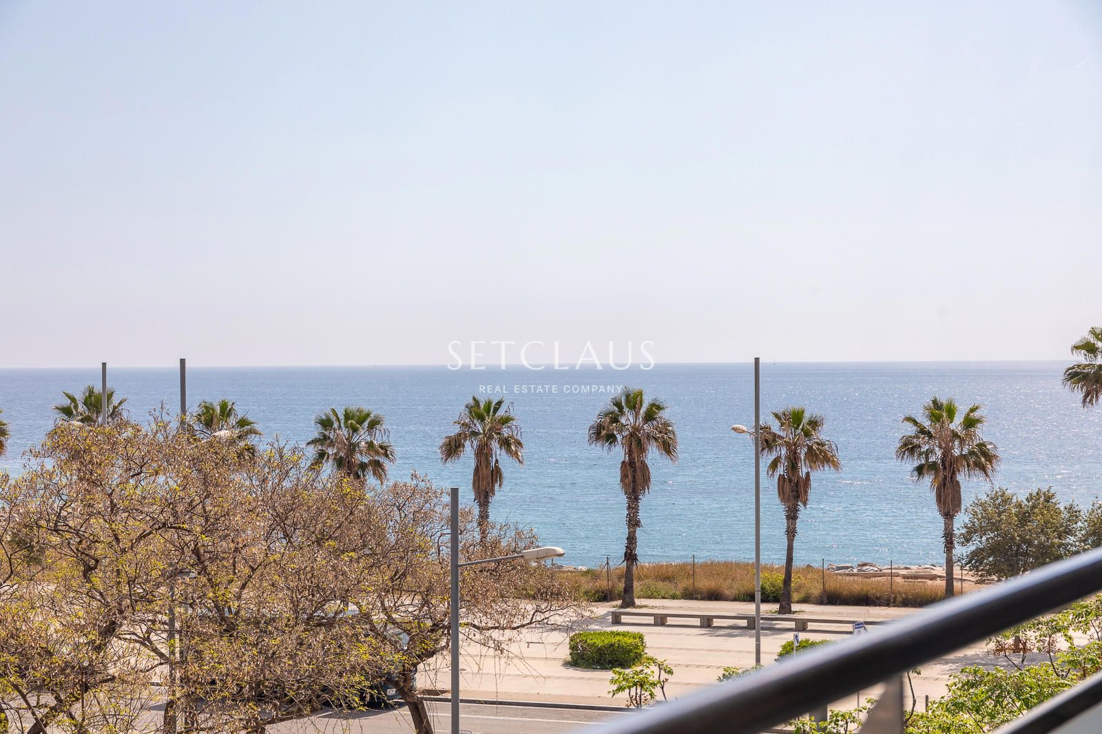 Comprar Primera línea de playa en Badalona: 3 habitaciones, terraza, 2 baños (1 en suite), piscina y zonas verdes” foto 2