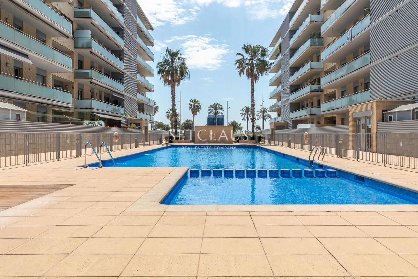 Comprar Primera línea de playa en Badalona: 3 habitaciones, terraza, 2 baños (1 en suite), piscina y zonas verdes” foto 30