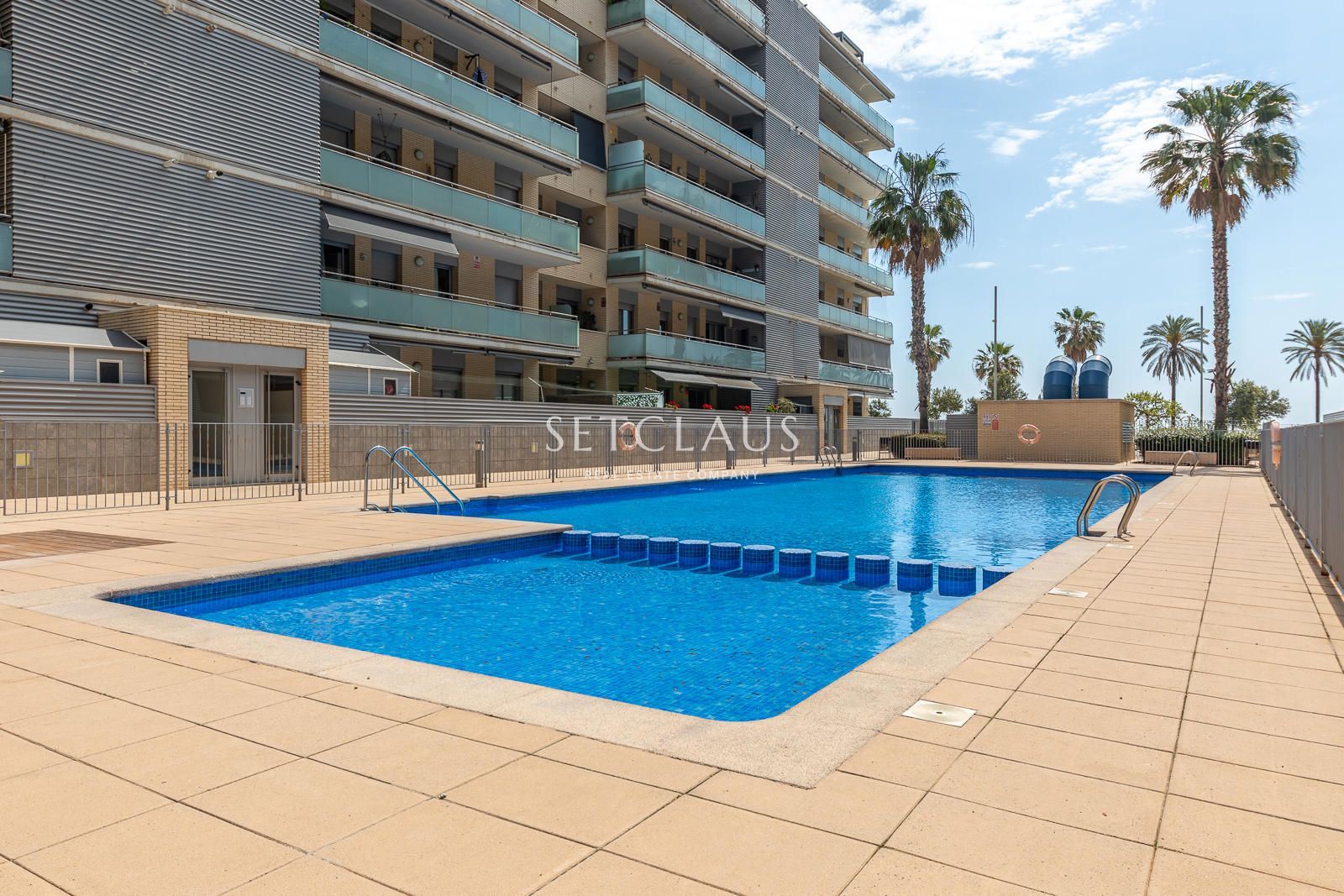 Comprar Primera línea de playa en Badalona: 3 habitaciones, terraza, 2 baños, piscina y zonas verdes foto 29