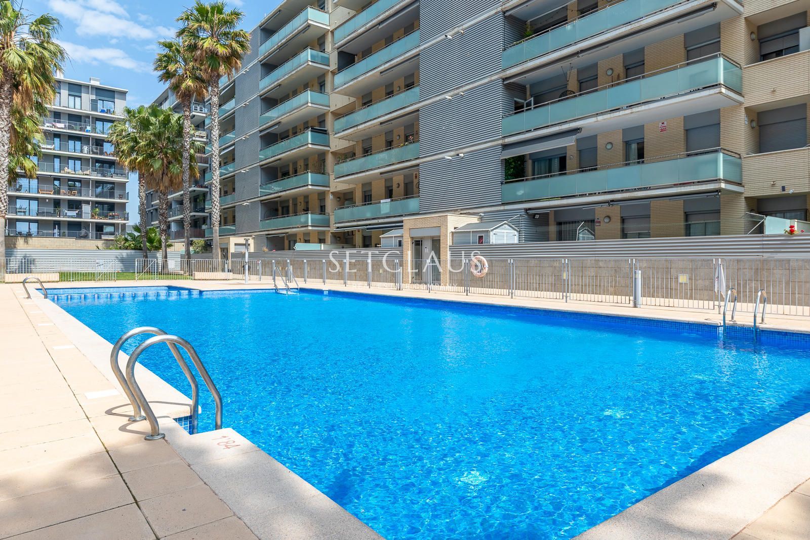 Comprar Primera línea de playa en Badalona: 3 habitaciones, terraza, 2 baños, piscina y zonas verdes foto 30