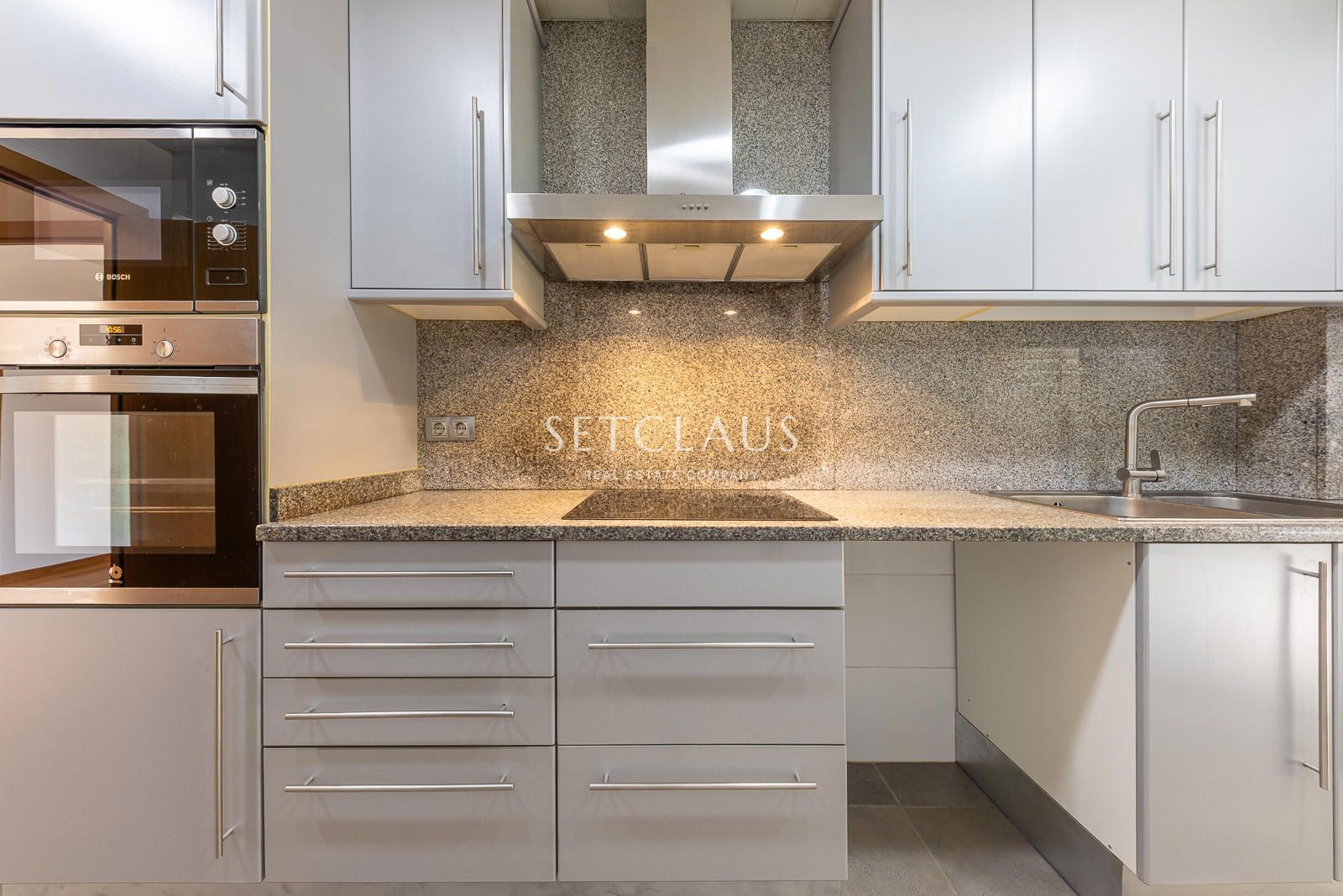 Comprar Primera línea de playa en Badalona: 3 habitaciones, terraza, 2 baños, piscina y zonas verdes foto 10