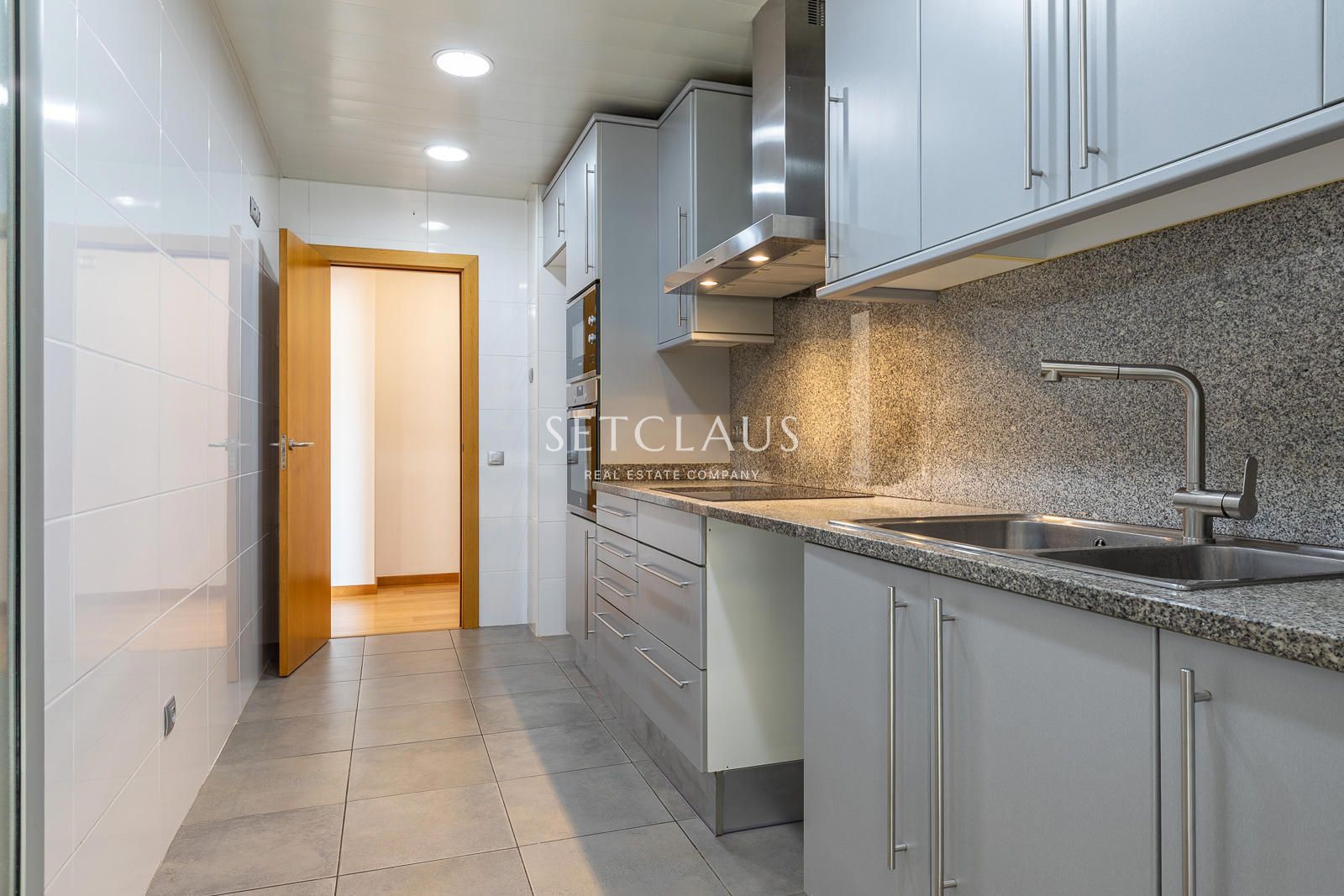 Comprar Primera línea de playa en Badalona: 3 habitaciones, terraza, 2 baños, piscina y zonas verdes foto 11