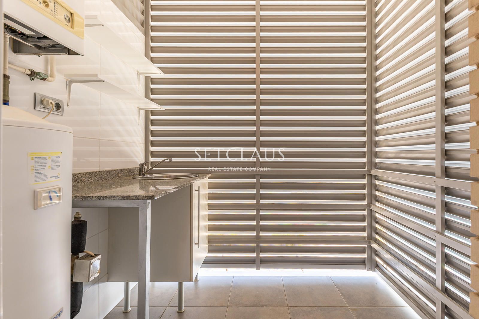 Comprar Primera línea de playa en Badalona: 3 habitaciones, terraza, 2 baños, piscina y zonas verdes foto 31