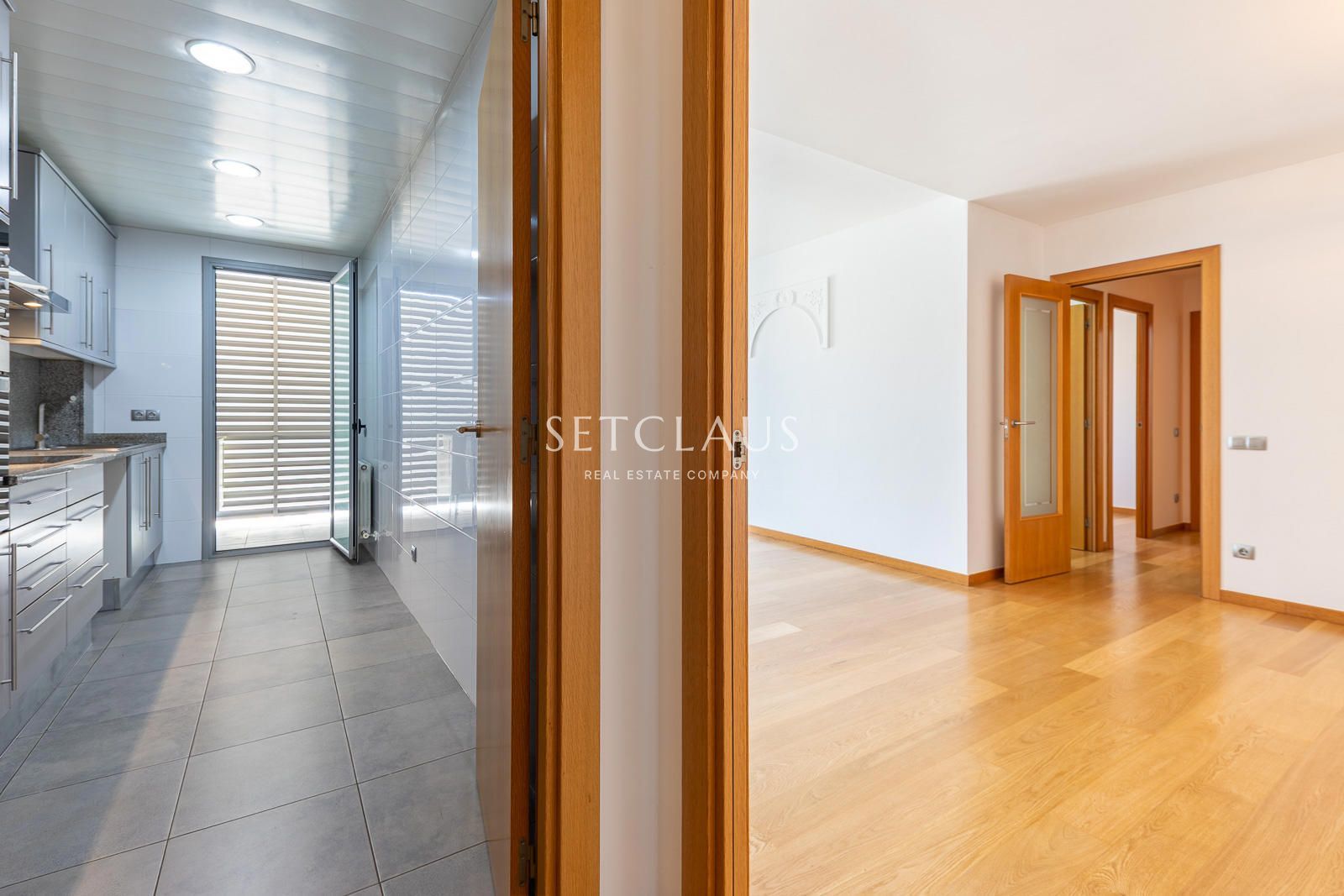 Comprar Primera línea de playa en Badalona: 3 habitaciones, terraza, 2 baños, piscina y zonas verdes foto 8