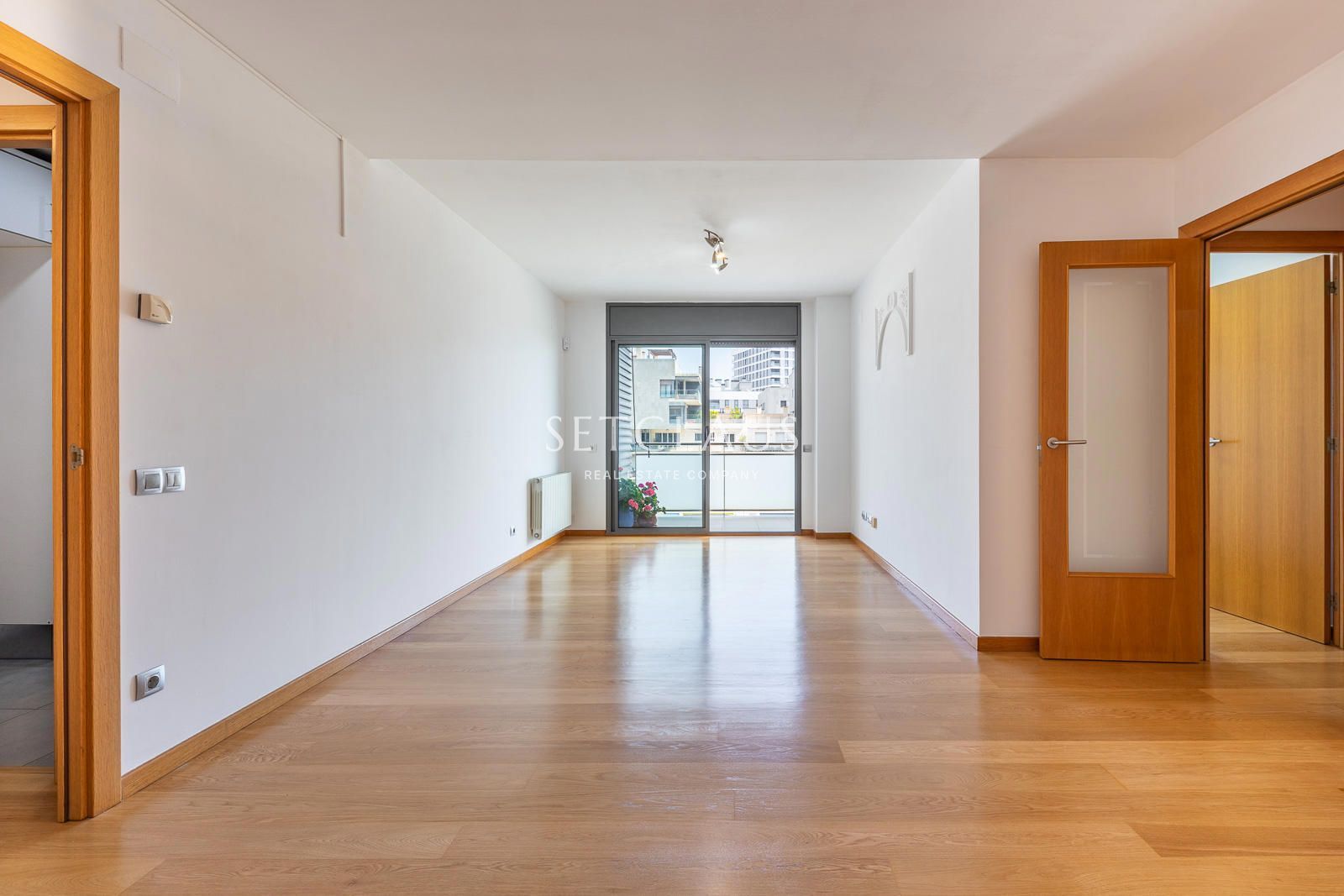 Comprar Primera línea de playa en Badalona: 3 habitaciones, terraza, 2 baños, piscina y zonas verdes foto 3