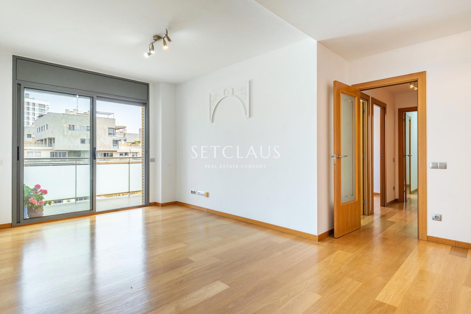 Comprar Primera línea de playa en Badalona: 3 habitaciones, terraza, 2 baños, piscina y zonas verdes foto 7