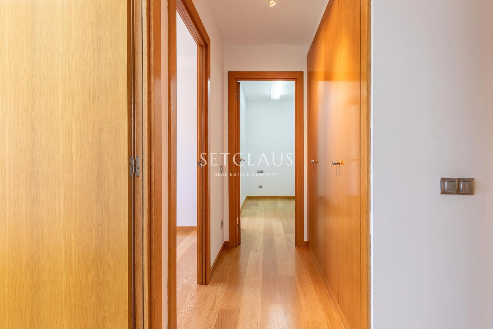 Comprar Primera línea de playa en Badalona: 3 habitaciones, terraza, 2 baños, piscina y zonas verdes foto 12