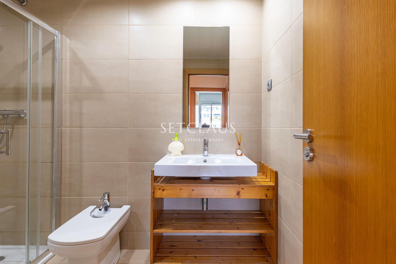 Comprar Primera línea de playa en Badalona: 3 habitaciones, terraza, 2 baños, piscina y zonas verdes foto 25