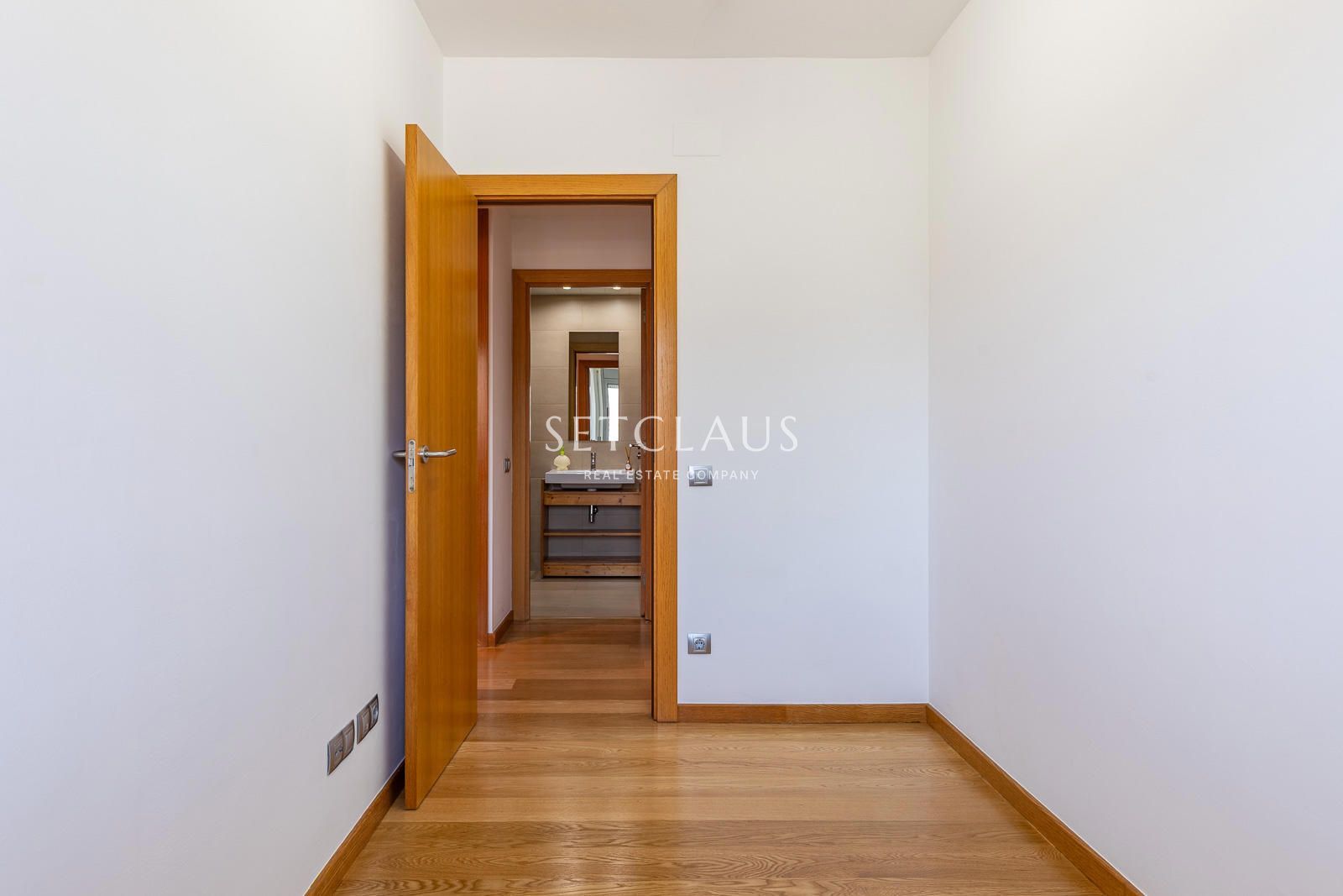 Comprar Primera línea de playa en Badalona: 3 habitaciones, terraza, 2 baños, piscina y zonas verdes foto 24