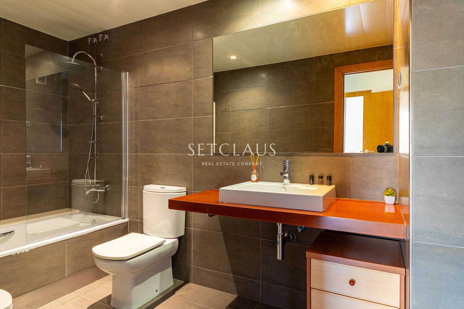 Comprar Primera línea de playa en Badalona: 3 habitaciones, terraza, 2 baños, piscina y zonas verdes foto 18