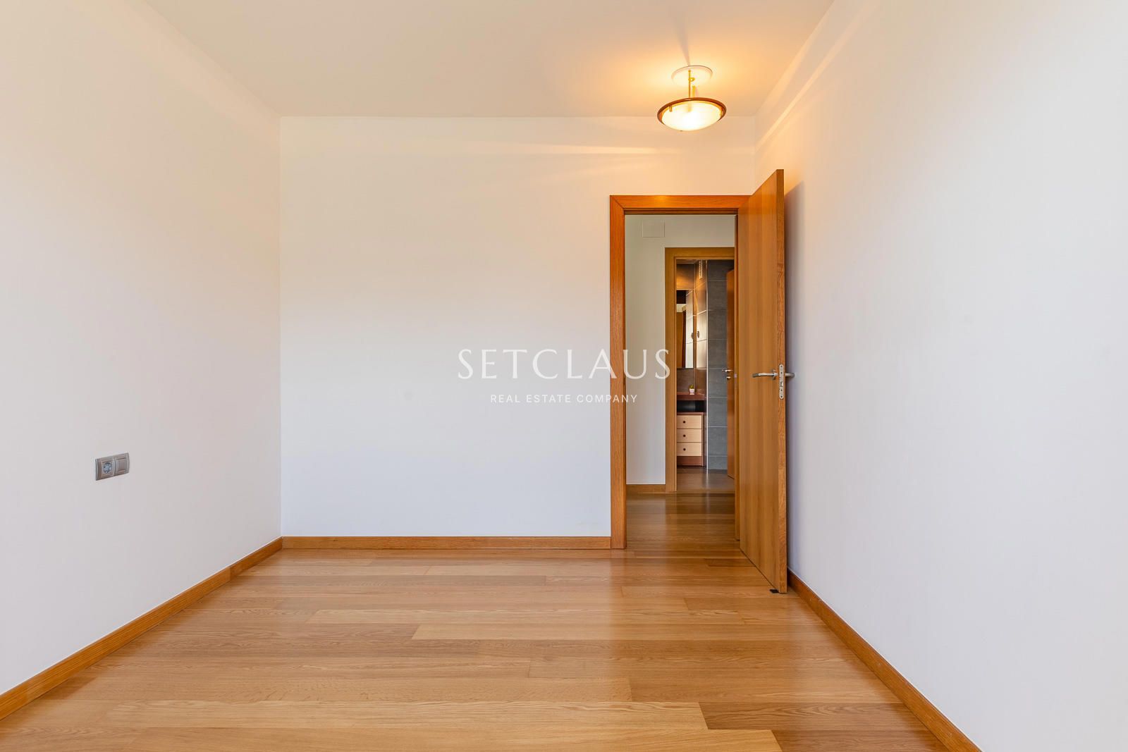 Comprar Primera línea de playa en Badalona: 3 habitaciones, terraza, 2 baños, piscina y zonas verdes foto 22