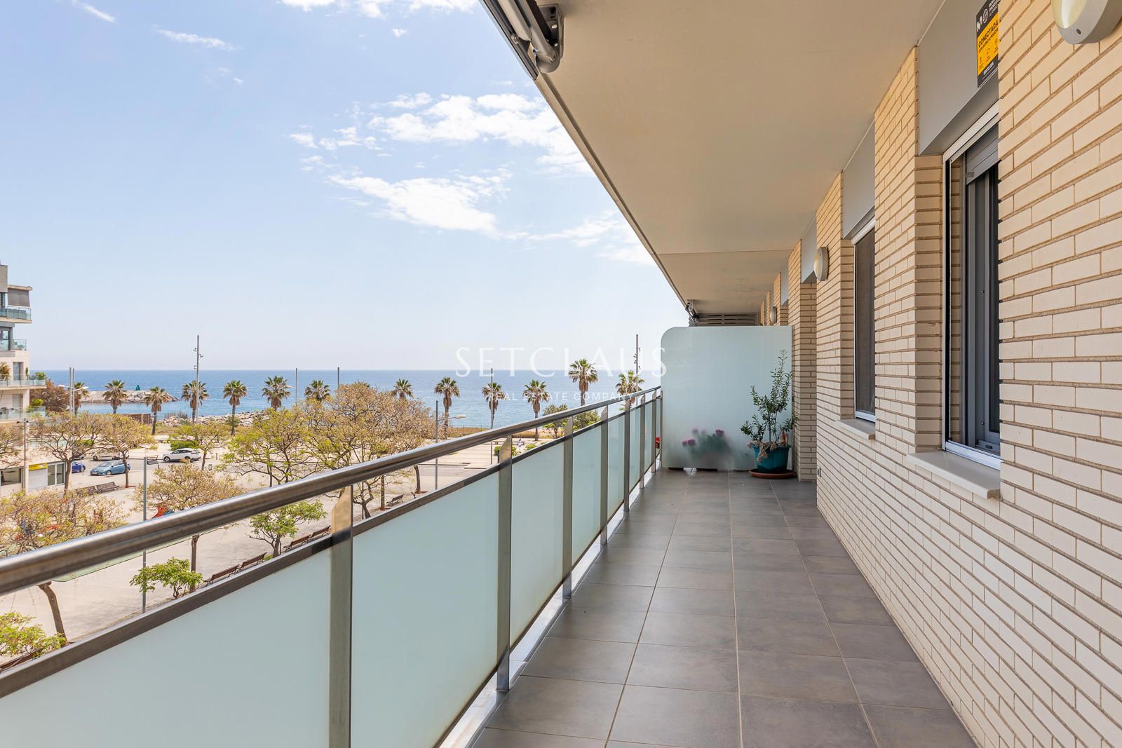Comprar Primera línea de playa en Badalona: 3 habitaciones, terraza, 2 baños, piscina y zonas verdes foto 1