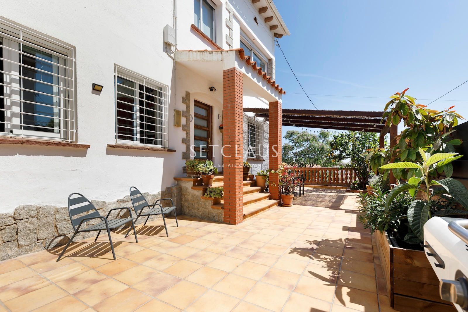 Comprar El Masnou.Casa pareada totalmente reformada, con encanto, con vistas a pueblo y mar foto 3