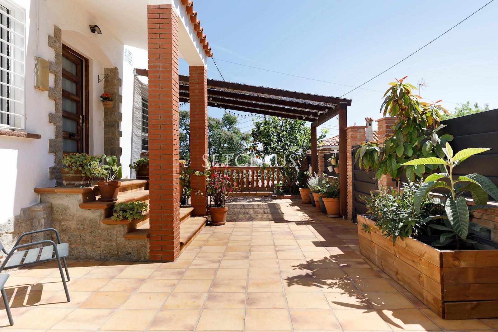 Comprar El Masnou.Casa pareada totalmente reformada, con encanto, con vistas a pueblo y mar foto 2