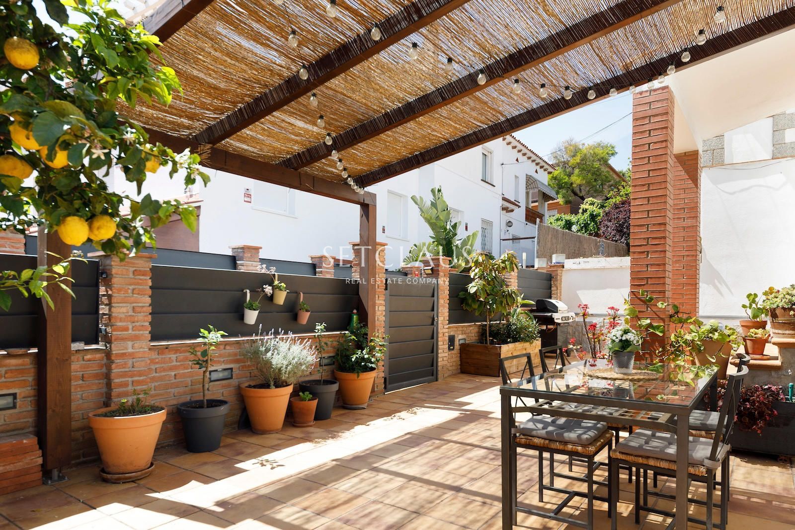 Comprar El Masnou.Casa pareada totalmente reformada, con encanto, con vistas a pueblo y mar foto 1