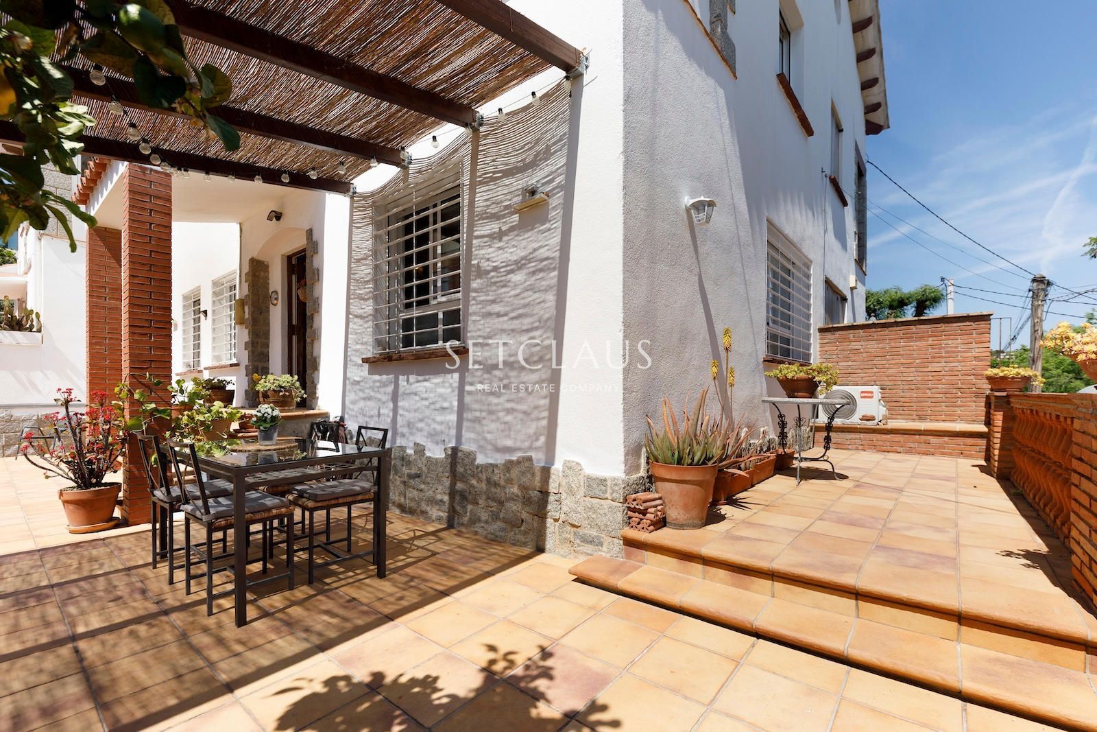 Comprar El Masnou.Casa pareada totalmente reformada, con encanto, con vistas a pueblo y mar foto 4