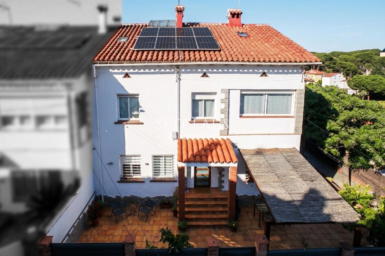 Comprar El Masnou.Casa pareada totalmente reformada, con encanto, con vistas a pueblo y mar foto 3