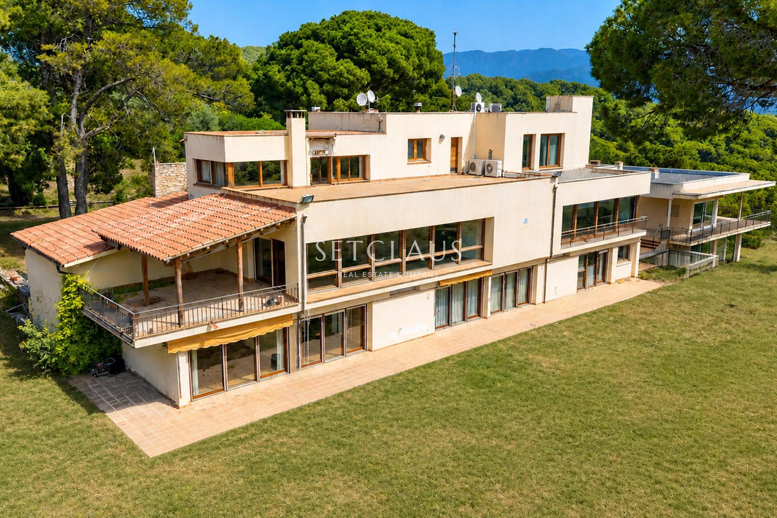 Comprar Finca amb privadesa i una gran parcel·la de 54000m foto 1