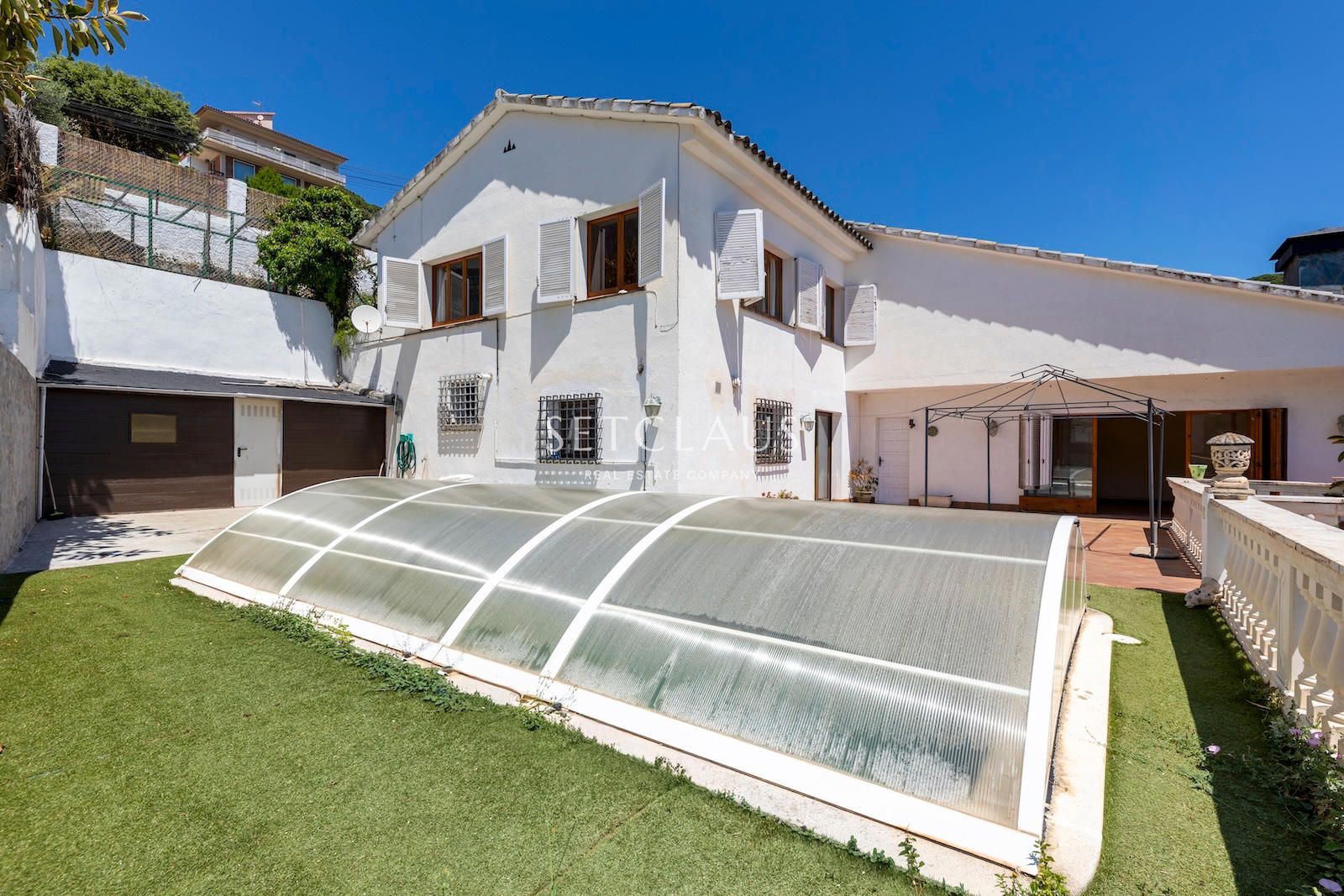 Chalet independiente con apartamento. 8 habitaciones, 4 baños, 249 m² en venta.