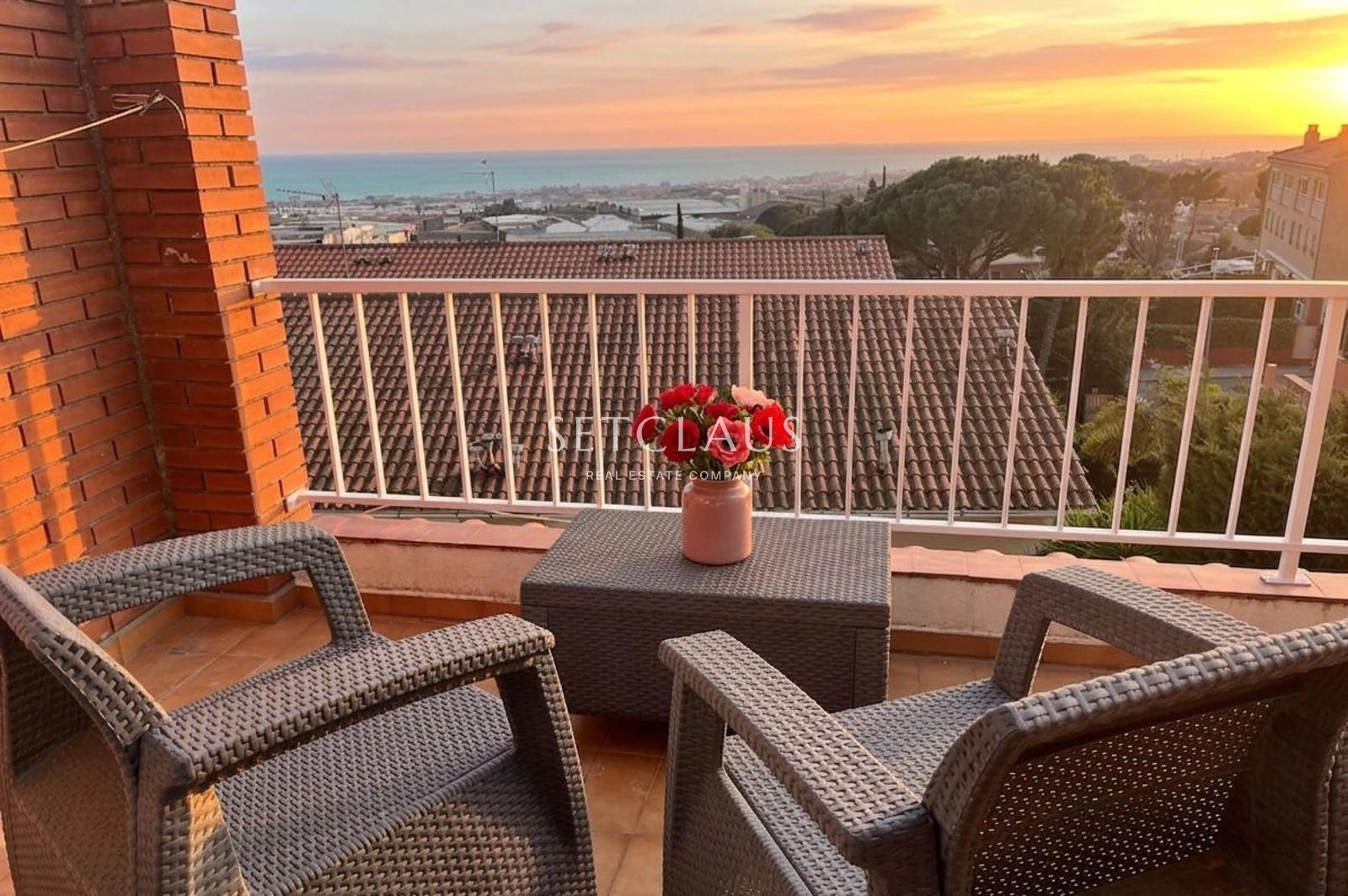 Casa adosada reformada con vistas al mar, jardín privado y amplios espacios en Vilassar de Dalt. 4 habitaciones, 4 baños, 225 m² en venta.