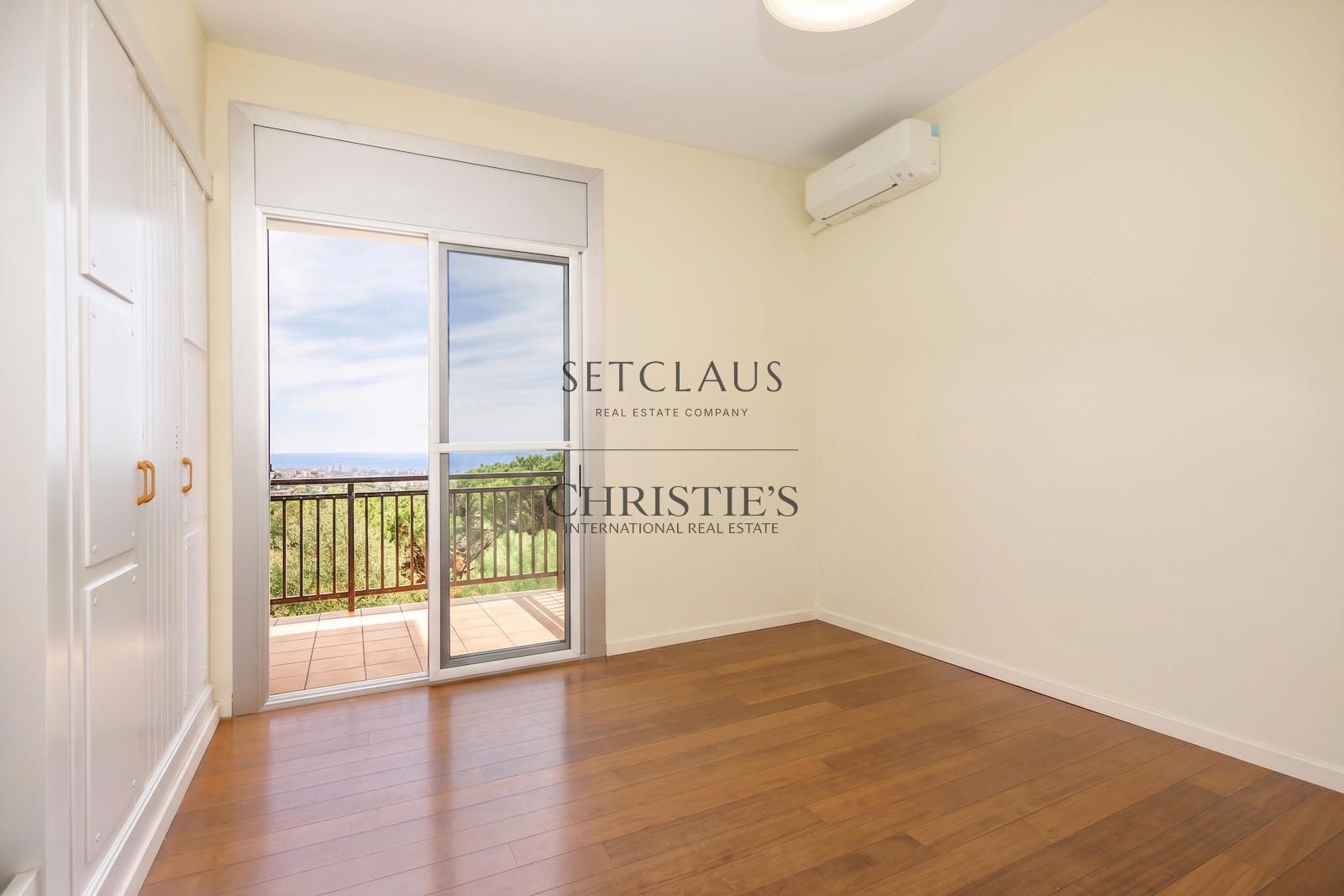 Comprar Chalet independiente con vistas al mar y licencia turística en Premià de Dalt foto 33