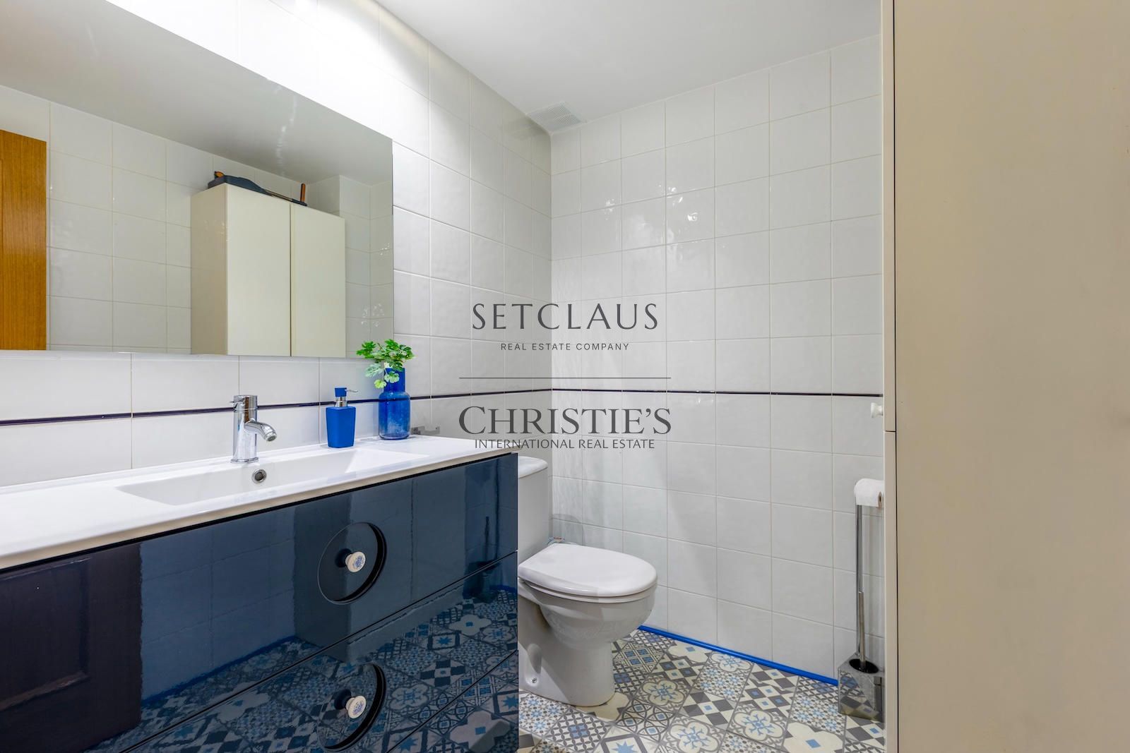 Comprar ADOSADO ESQUINERO CON PISCINA Y ASCENSOR EN PRIMERA LÍNEA DE MAR foto 12