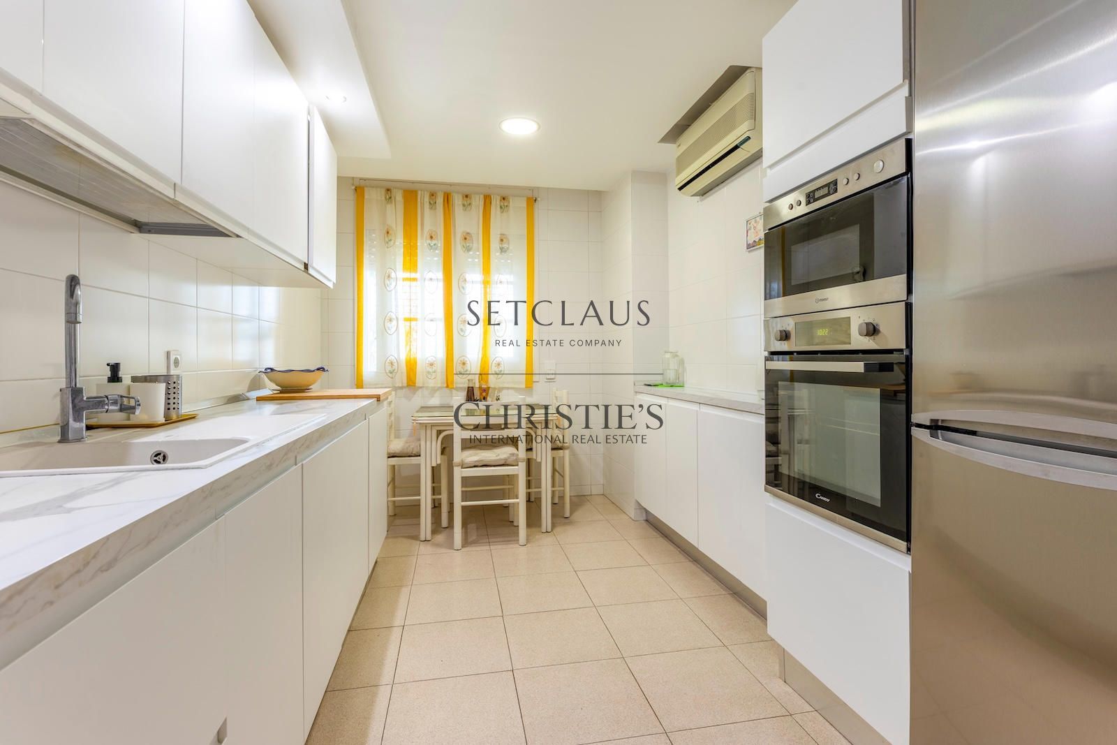 Comprar ADOSADO ESQUINERO CON PISCINA Y ASCENSOR EN PRIMERA LÍNEA DE MAR foto 14