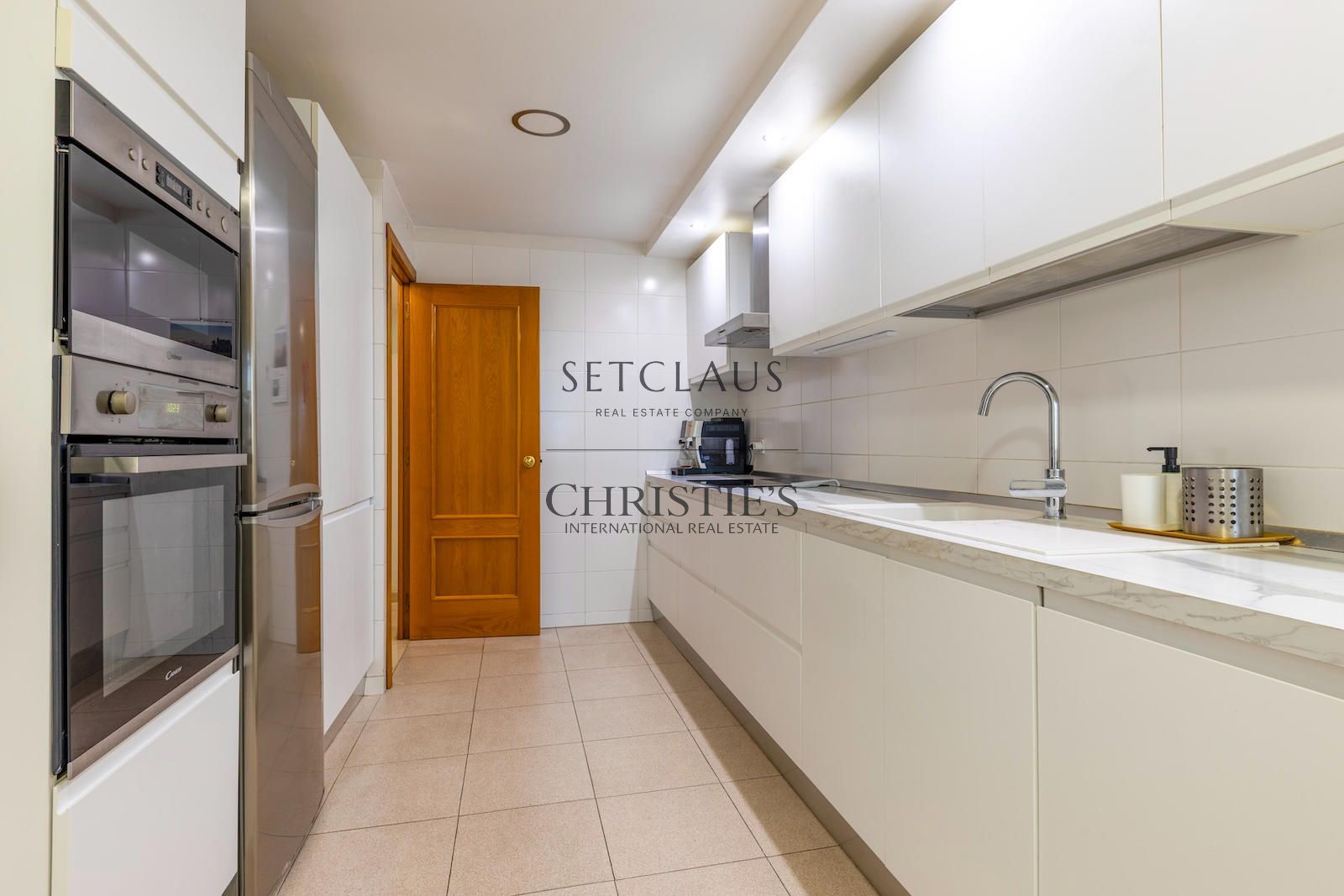 Comprar ADOSADO ESQUINERO CON PISCINA Y ASCENSOR EN PRIMERA LÍNEA DE MAR foto 15