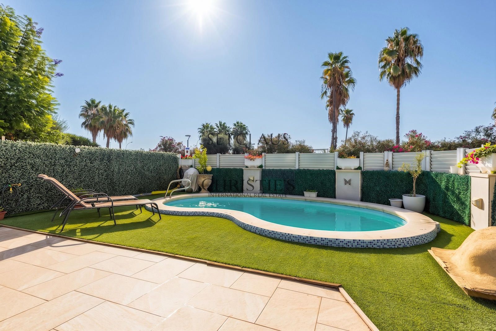 Comprar ADOSADO ESQUINERO CON PISCINA Y ASCENSOR EN PRIMERA LÍNEA DE MAR foto 2