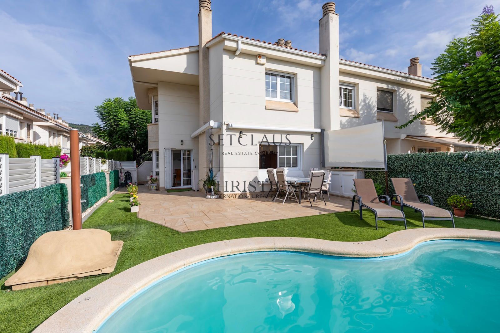 Comprar ADOSADO ESQUINERO CON PISCINA Y ASCENSOR EN PRIMERA LÍNEA DE MAR foto 1