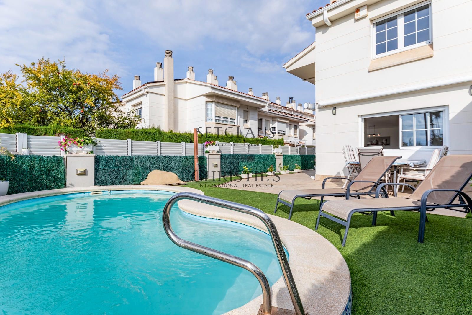 Comprar ADOSADO ESQUINERO CON PISCINA Y ASCENSOR EN PRIMERA LÍNEA DE MAR foto 3