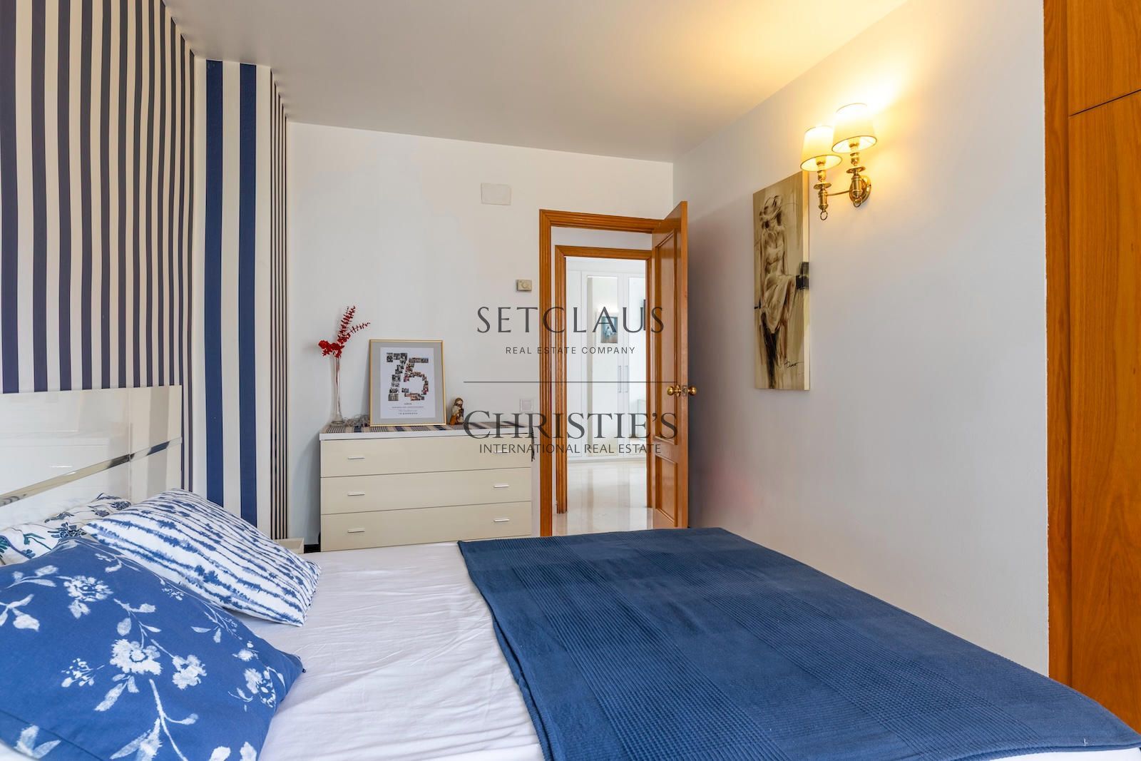 Comprar ADOSADO ESQUINERO CON PISCINA Y ASCENSOR EN PRIMERA LÍNEA DE MAR foto 19