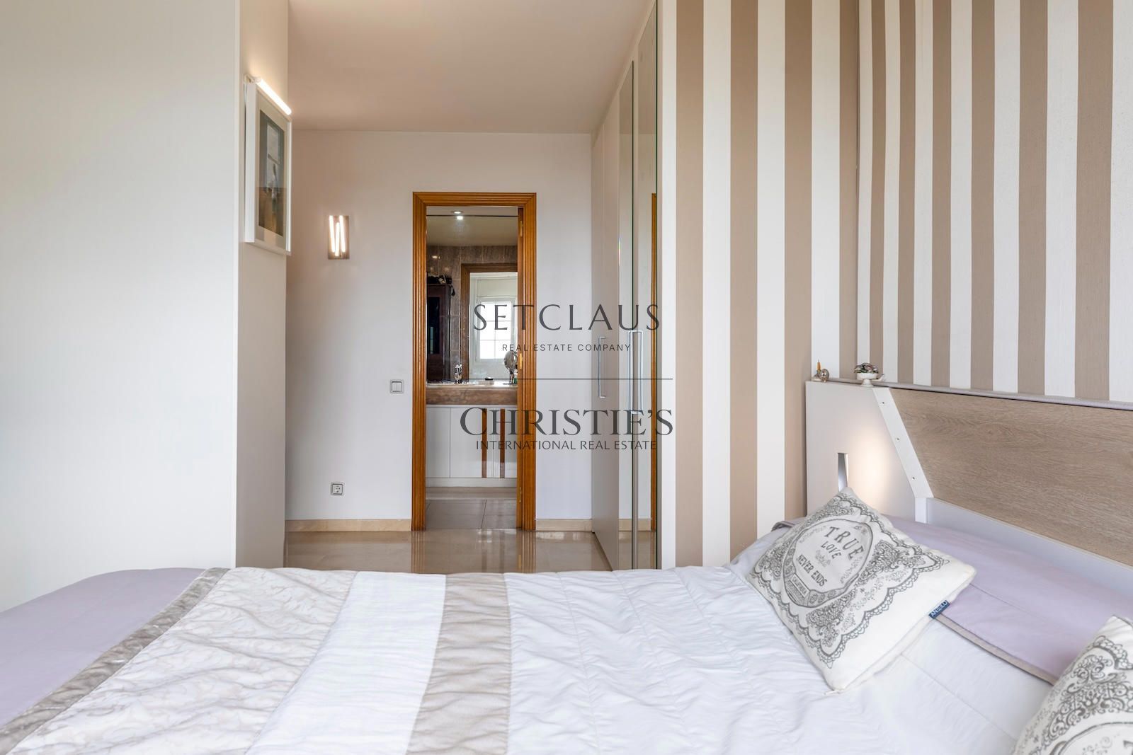 Comprar ADOSADO ESQUINERO CON PISCINA Y ASCENSOR EN PRIMERA LÍNEA DE MAR foto 22