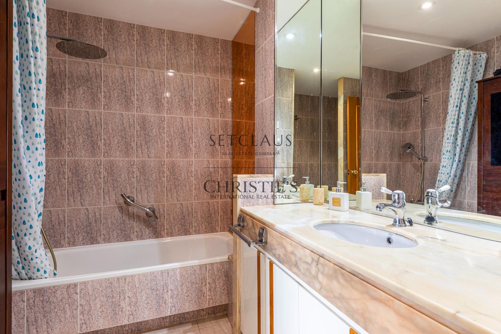Comprar ADOSADO ESQUINERO CON PISCINA Y ASCENSOR EN PRIMERA LÍNEA DE MAR foto 23