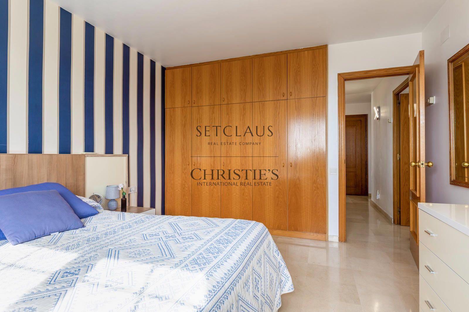 Comprar ADOSADO ESQUINERO CON PISCINA Y ASCENSOR EN PRIMERA LÍNEA DE MAR foto 26