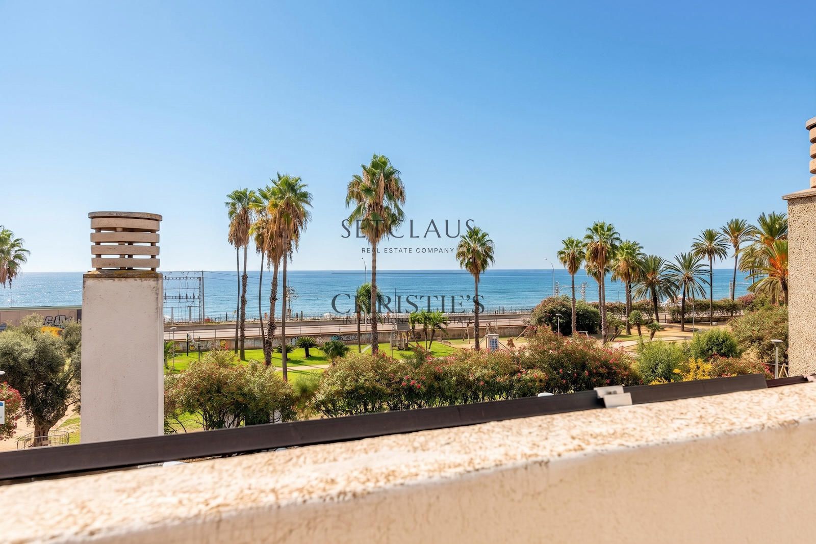 Comprar ADOSADO ESQUINERO CON PISCINA Y ASCENSOR EN PRIMERA LÍNEA DE MAR foto 5