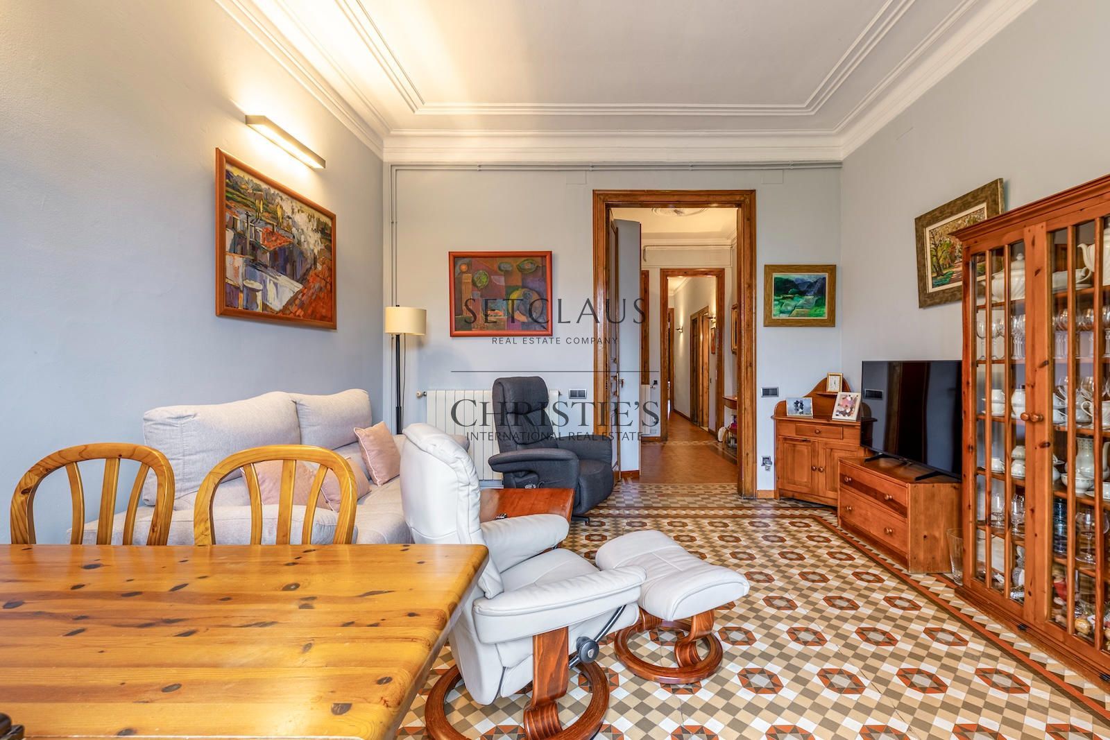 Inmueble Piso de 4 dormitorios con elementos originales en el Eixample foto 2