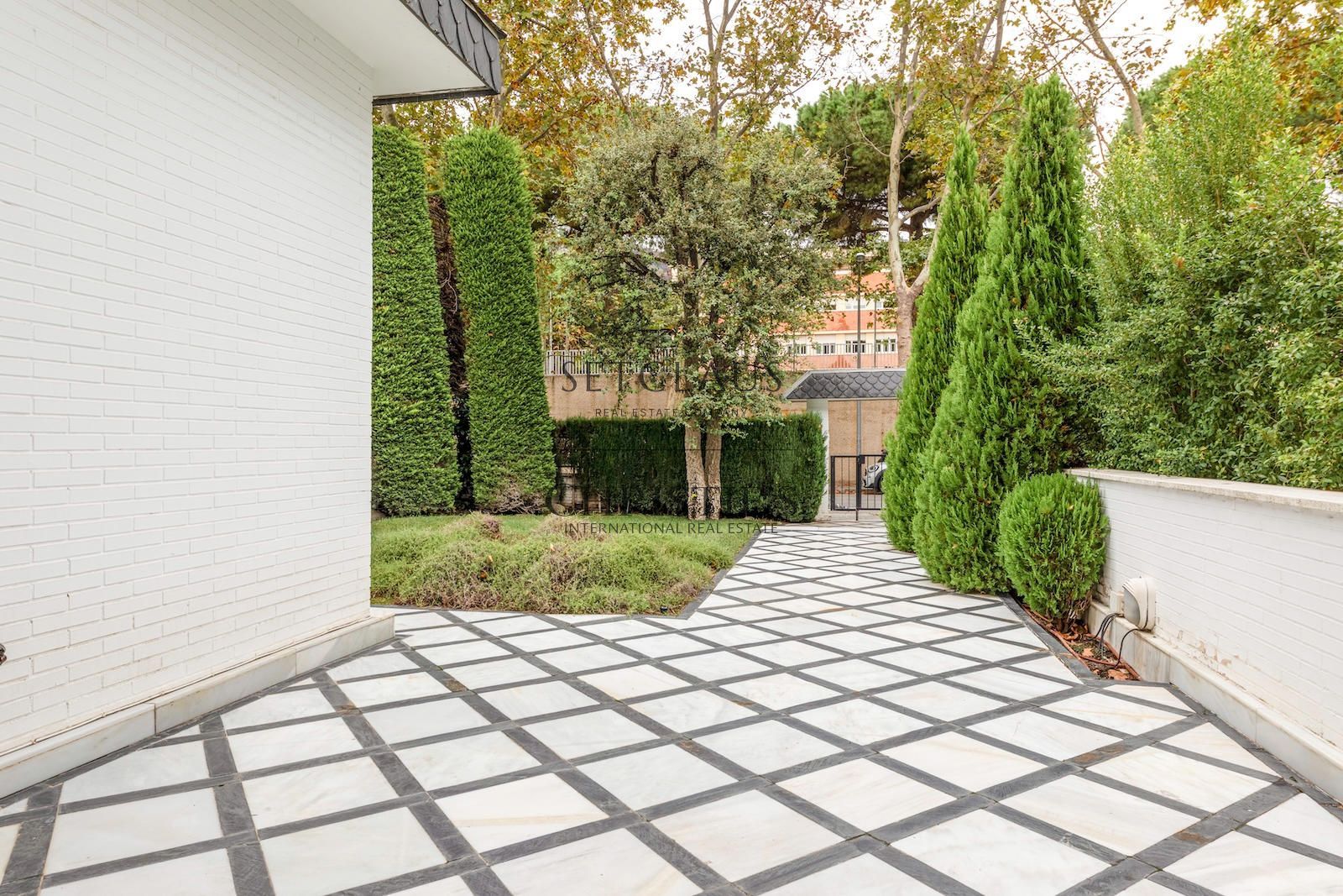 Comprar Villa amb jardí privat i vistes panoràmiques a Pedralbes foto 38