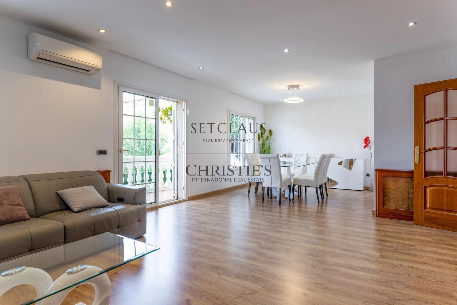 Comprar Chalet independiente con piscina, 5 habitaciones y vistas en Alella foto 7