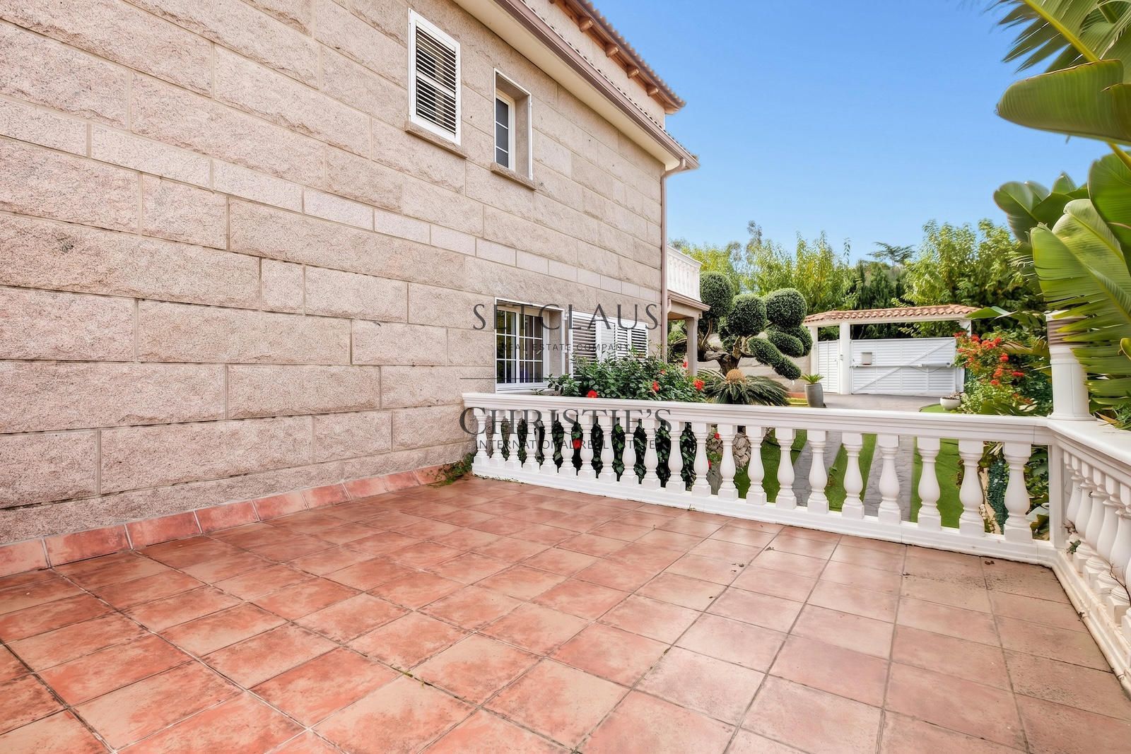 Comprar Chalet independiente con piscina, 5 habitaciones y vistas en Alella foto 12
