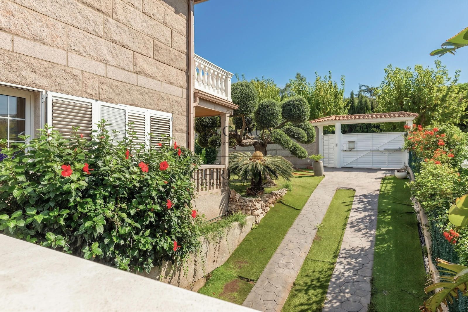 Comprar Chalet independiente con piscina, 5 habitaciones y vistas en Alella foto 37