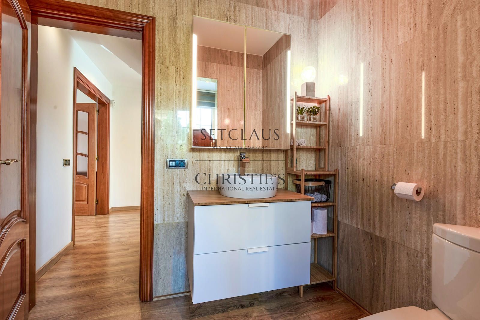 Comprar Chalet independiente con piscina, 5 habitaciones y vistas en Alella foto 16